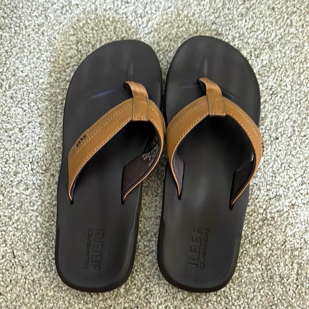 Reef flip flops, size 9, but could fit a 10-10.5,